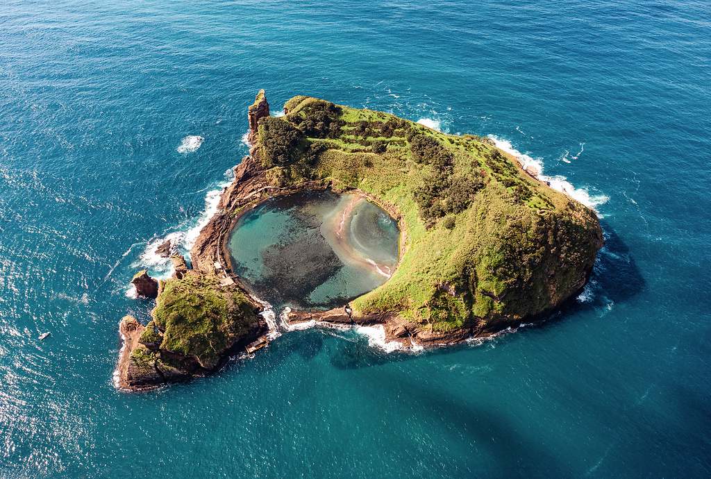 La increíble isla europea que alberga un paraíso con forma de círculo perfecto y que está a tres horas desde Madrid