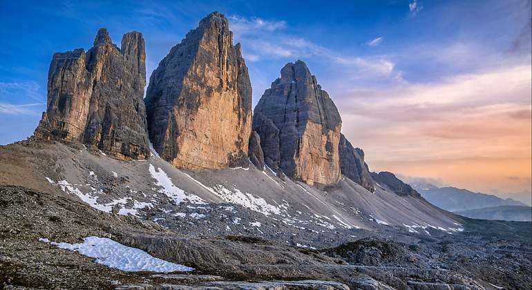 Atardecer dorado sobre los picos Tre Cime di Lavaredo