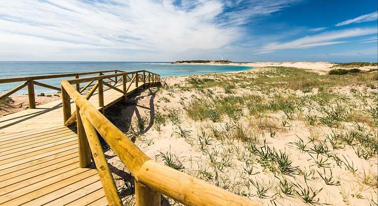 Playa de Zahara de los Atunes con una pasarela de madera