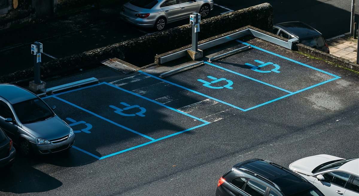 El despliegue de la red de recarga de coches eléctricos tropieza: 1 de cada 5 puntos no están operativos