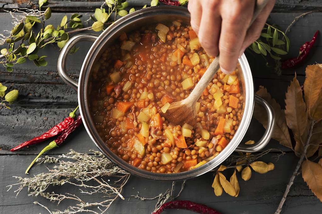 Un nutricionista advierte del error que cometemos al cocinar lentejas y que perjudica a sus nutrientes