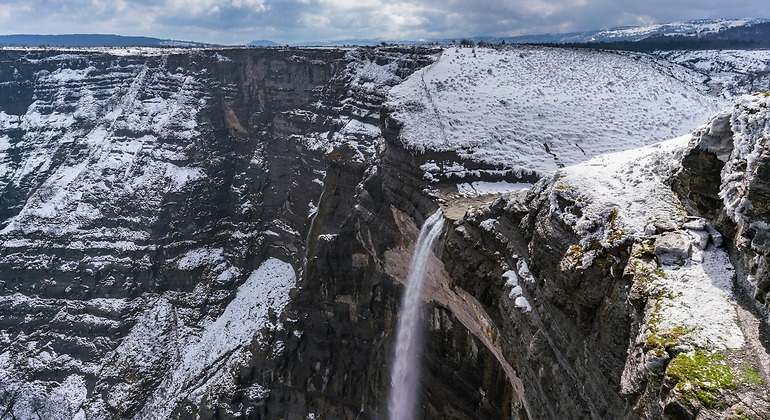 Monumento natural de la cascada de Delika Nervion, en invierno