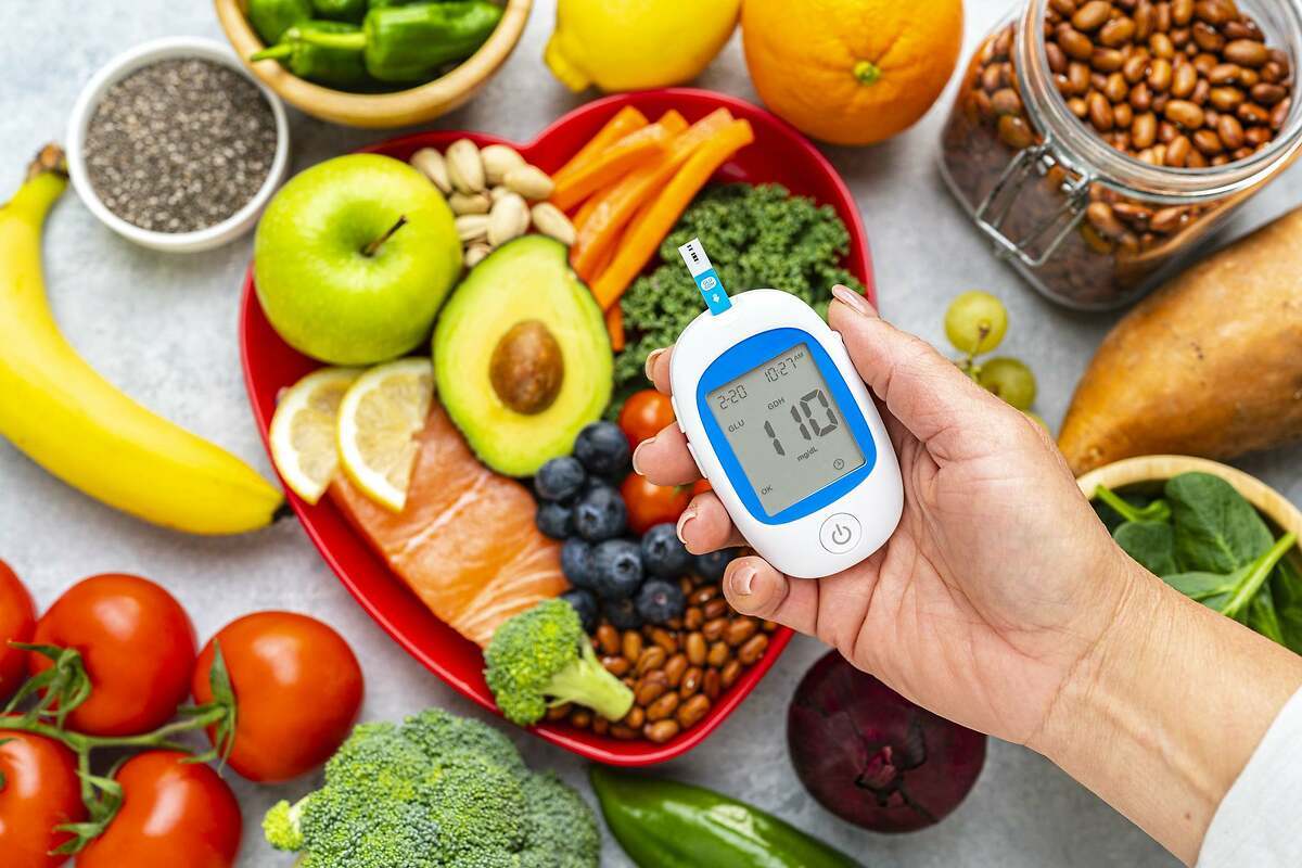 Escoger alimentos bajos en calorías, en grasas saturadas, grasa trans, azúcar y sal