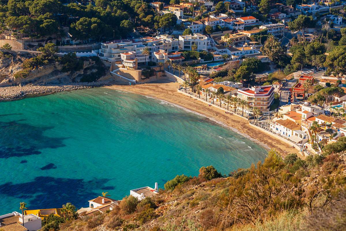 Ni Altea ni Denia: el pueblo costero más bonito de Alicante tiene calas paradisiacas y un ambiente tranquilo