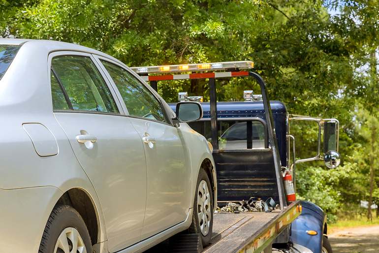 Servicio de transporte de automóviles de automóviles que no funcionan en una grúa