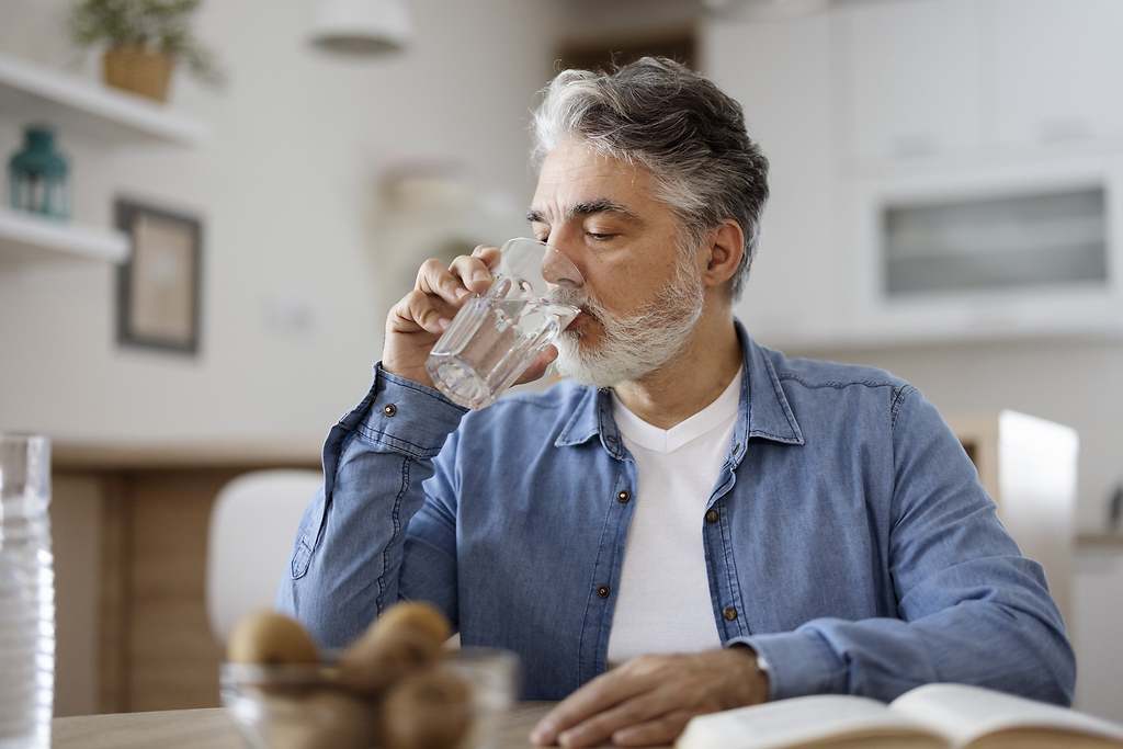 Beber agua y permanecer hidratado