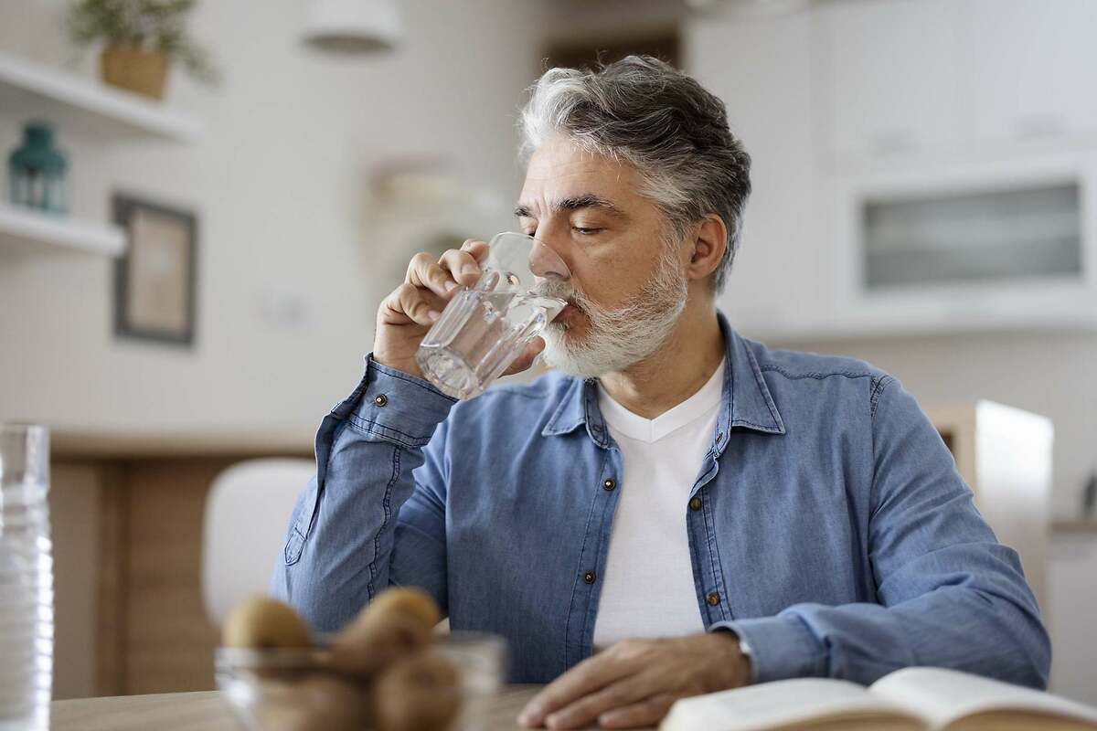 Beber agua y permanecer hidratado