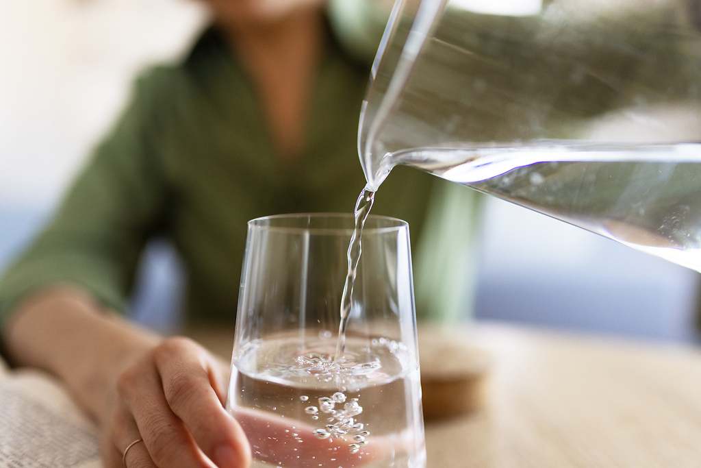 Beber agua y permanecer hidratado