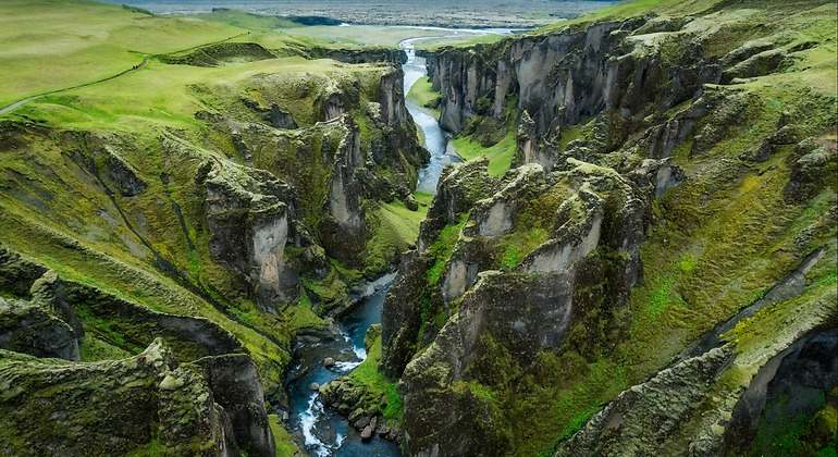 Impresionante vista del cañón Fjadrargljufur erosionado naturalmente con Fjadra fluyendo a través del barranco en verano en Islandia