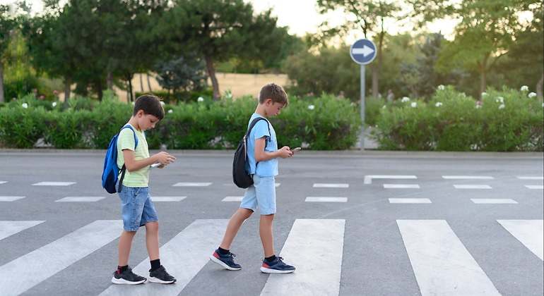 Niños con el móvil