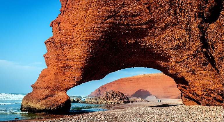Playa de Ifni con una gran formación rocosa y naranja