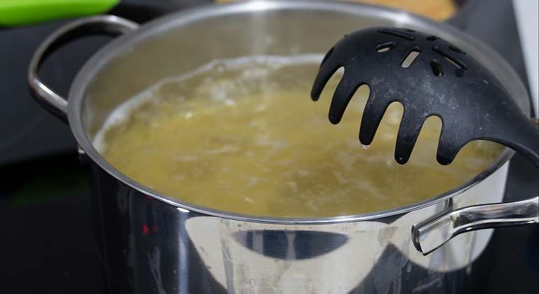 Olla con pasta cocinándose