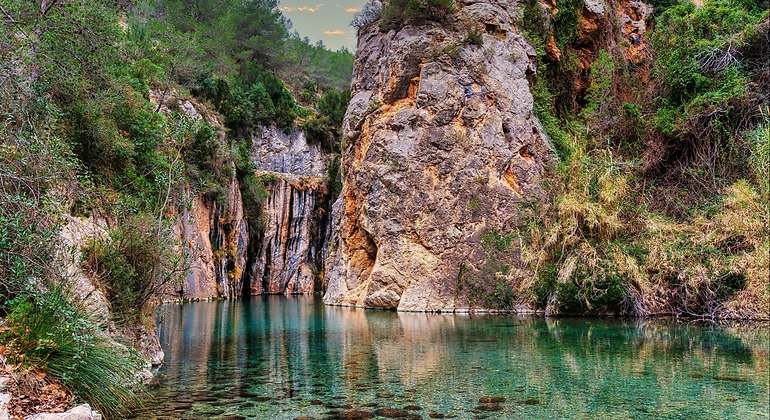 El precioso paraje de la Fuente de los Baños de Montanejos repleto de naturaleza y escarpadas montañas.