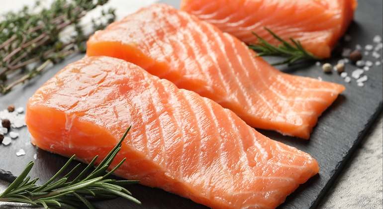 Salmón sobre una bandeja
