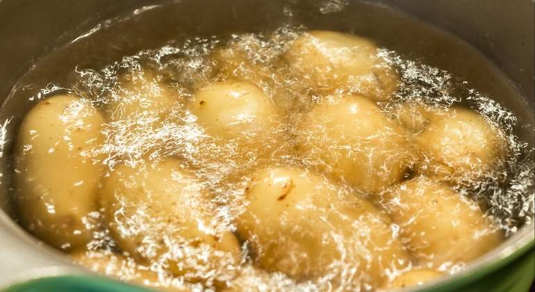 Hervir patatas