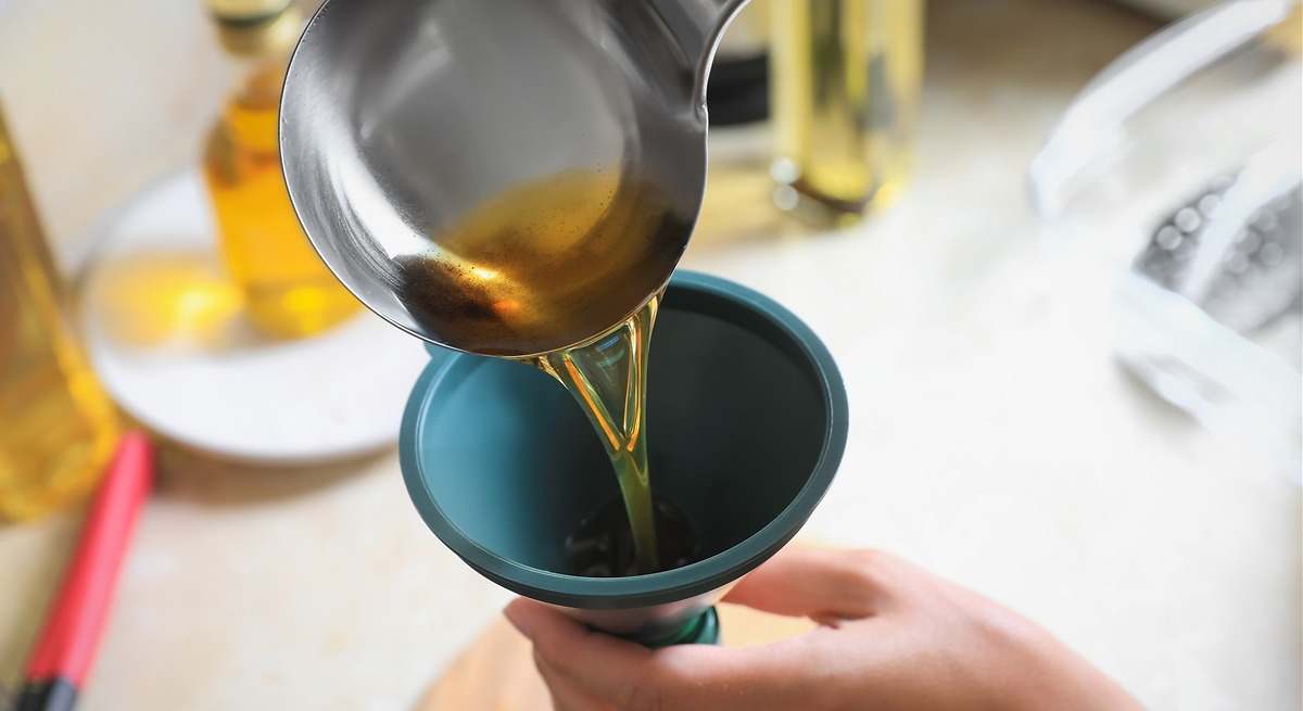 Descuentos en las gasolineras de Repsol por llevar aceite de cocina usado: cinco Comunidades Autónomas ya disfrutan de la propuesta