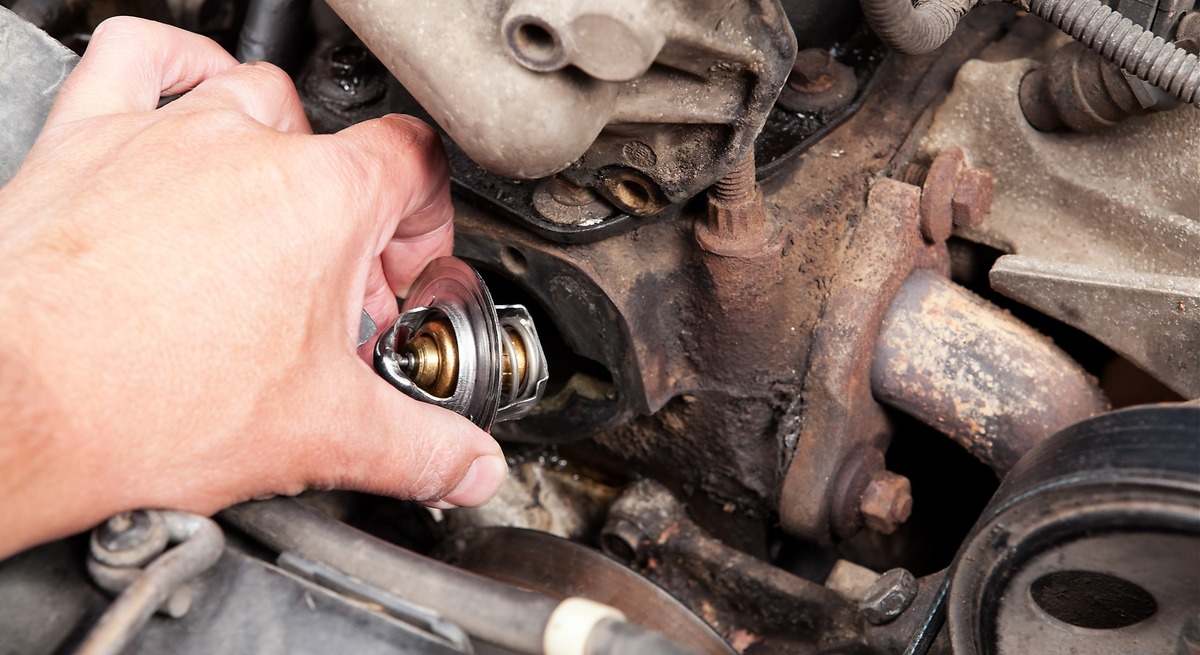 El truco que todo conductor debería conocer para saber si el termostato del coche funciona correctamente: así puedes evitar una avería