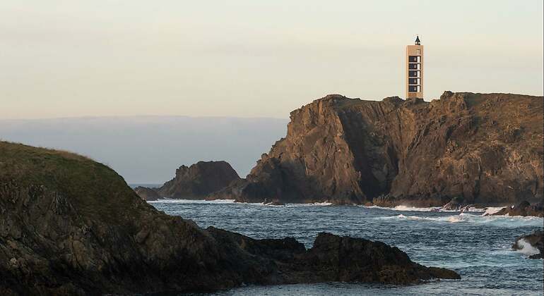 Faro de Punta Frouxeira con los acantilados en la zona turística de Rías Altas de Galicia al atardecer, Valdoviño, Meiras, España