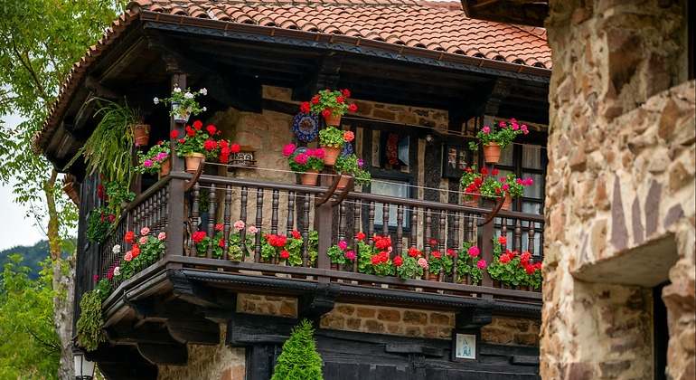 Casa decorada con flores de Bárcena Mayor en Cantabria.