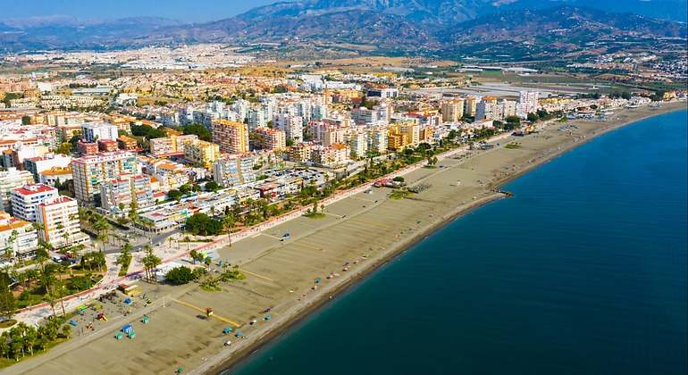 Vista desde el dron de la ciudad costera mediterránea de Torre del Mar, España