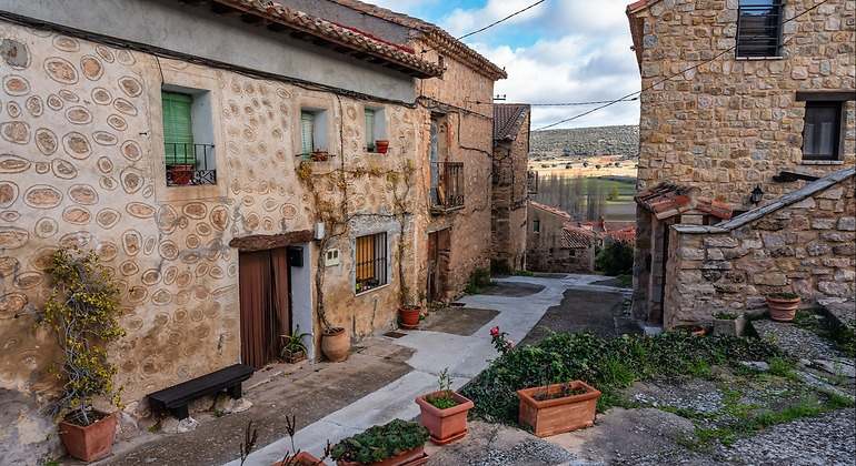 Calle empedrada por el casco urbano de un pueblo de Castilla-La Mancha