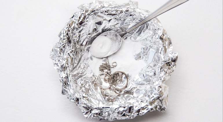 Limpiar joyas con papel de plata