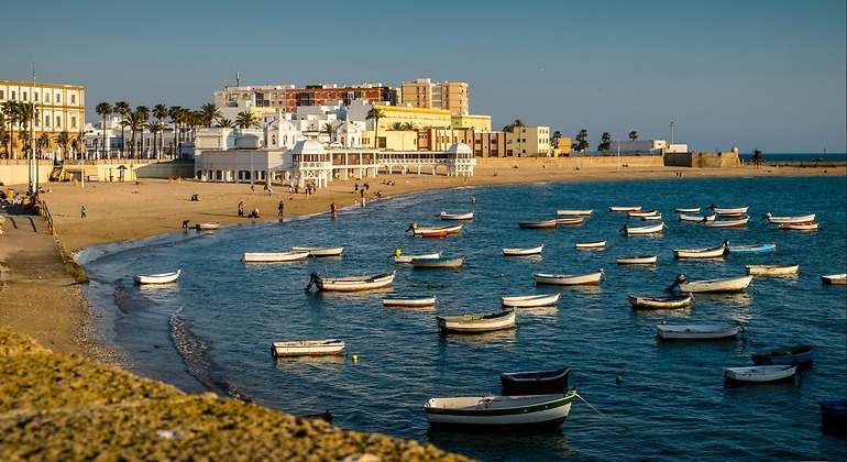Playa de La Caleta con un montón de barcas de pescadores