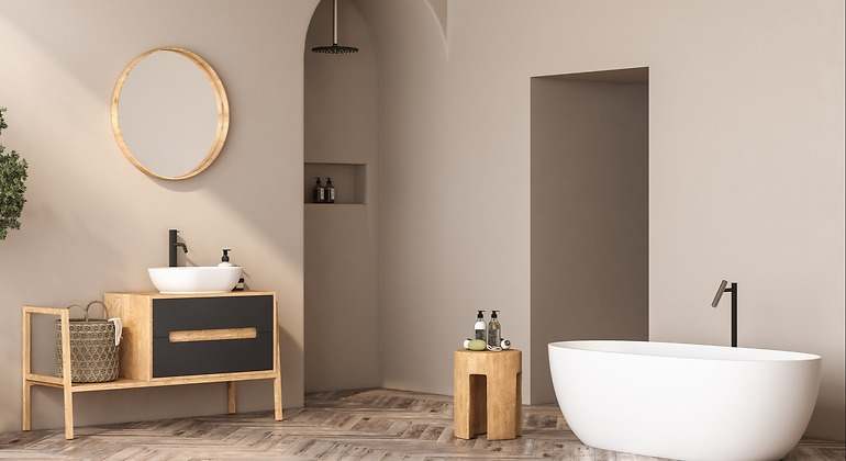 Baño con pared de hormigón
