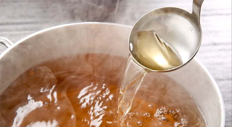 añadir caldo a una olla
