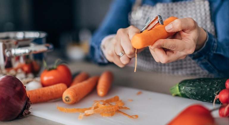 Mujer pelando zanahorias