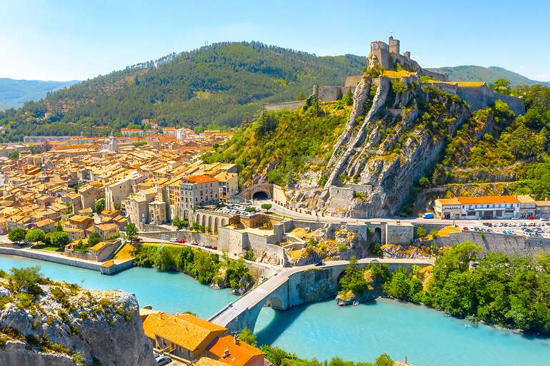 Sisteron con un paisaje de montaña