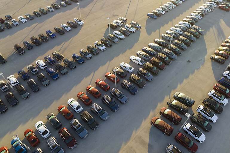 Aparcamiento con coches