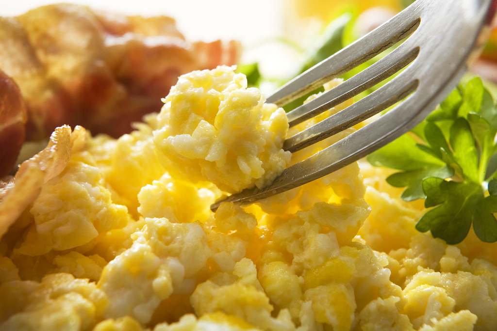 Tus huevos revueltos quedarán más esponjosos y sabrosos si cambias este ingrediente de la receta