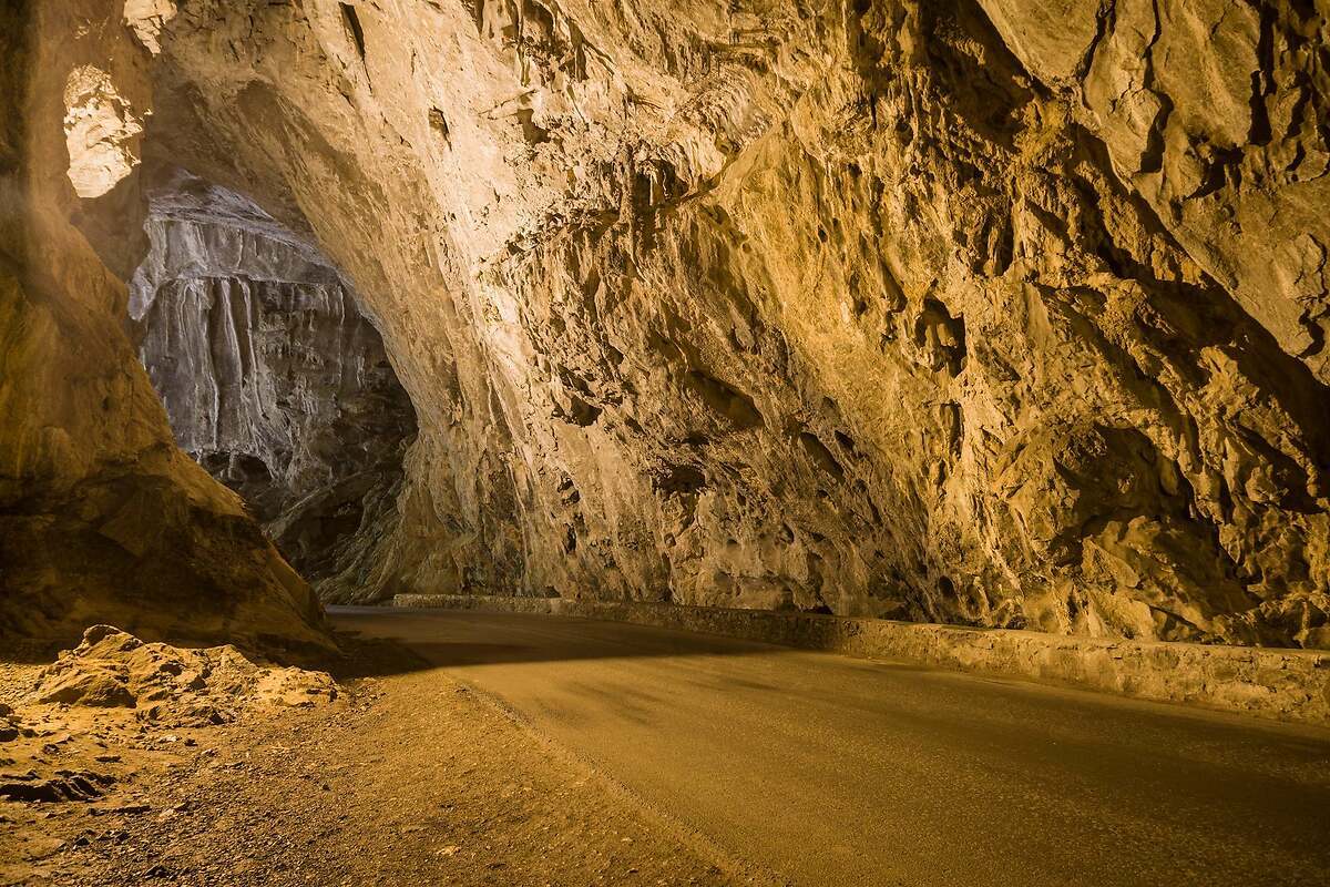 Ni Oviedo ni los Picos de Europa: este es el pueblo de Asturias más bonito al que se llega cruzando una cueva