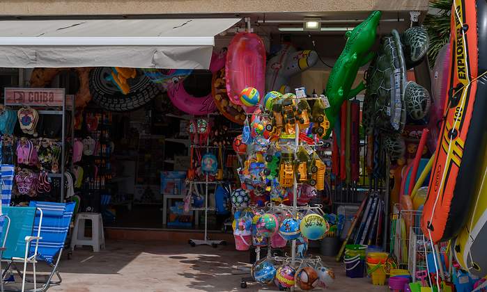 chinos-retail-dreamstime.jpg