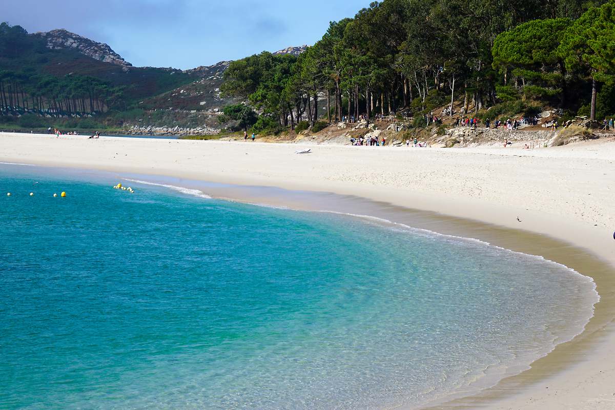 Parece el Caribe, pero es la única playa española que figura entre las 50 mejores del mundo: aguas cristalinas rodeadas de dunas y naturaleza