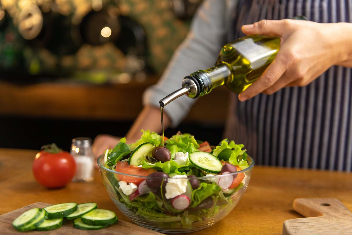 ¿Aliñas correctamente la ensalada? El motivo por el que el orden de los factores sí altera el resultado