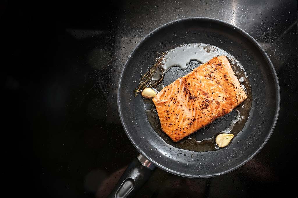 Salmón en la sartén