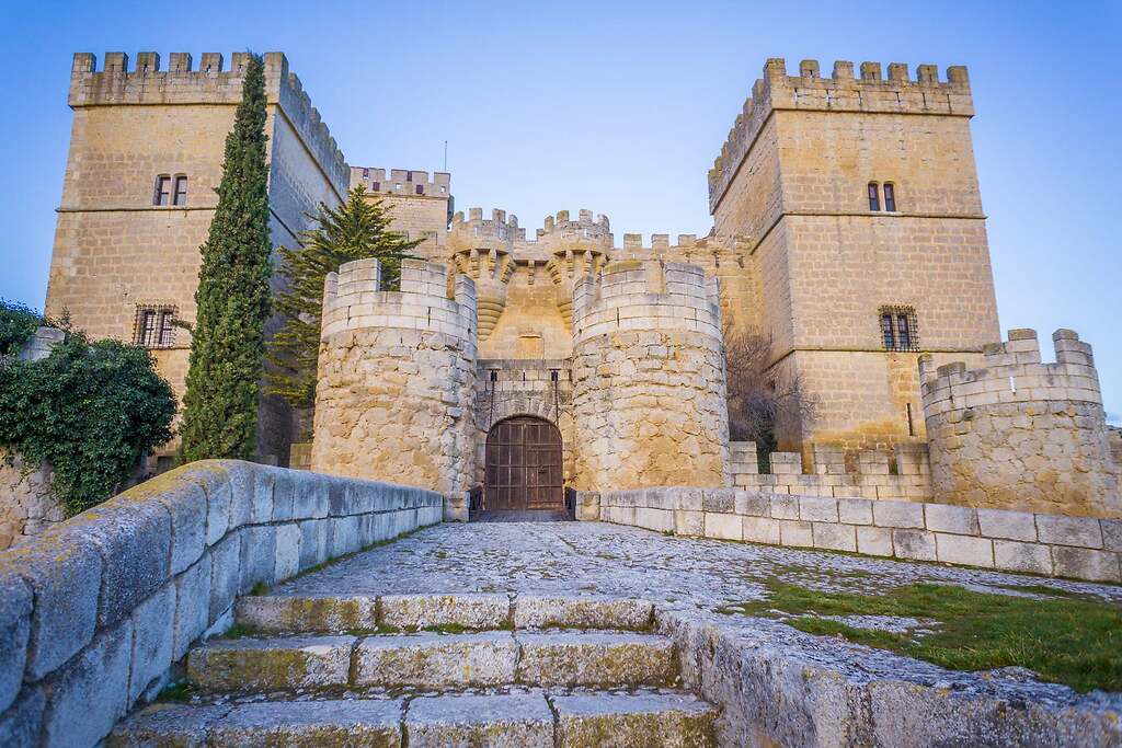 El impresionante castillo del pueblo de Ampudia donde se firmó que Madrid sería la capital de España