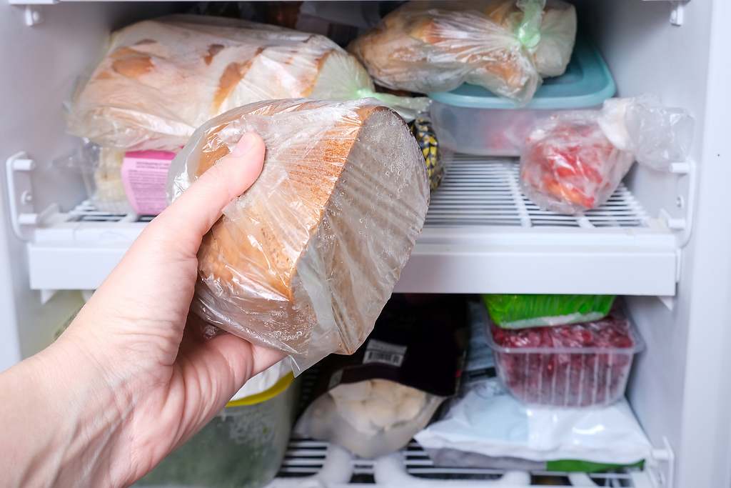 ¿Eres de los que congelan el pan? Lo que opinan los expertos sobre las tostadas que desayunas cada día