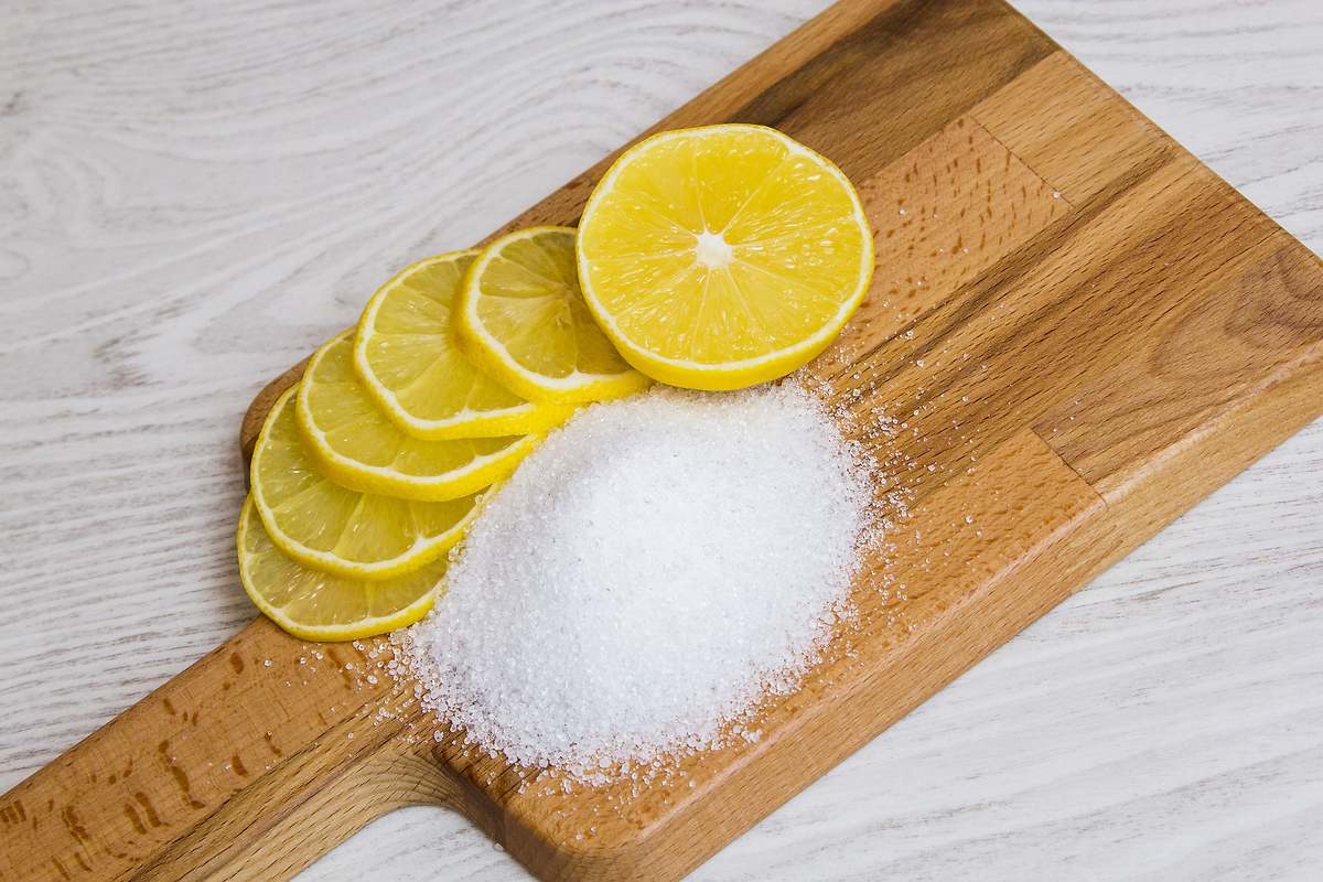 El truco del limón y la sal para eliminar la grasa y las bacterias de la tabla de cortar de madera que deberías poner en práctica
