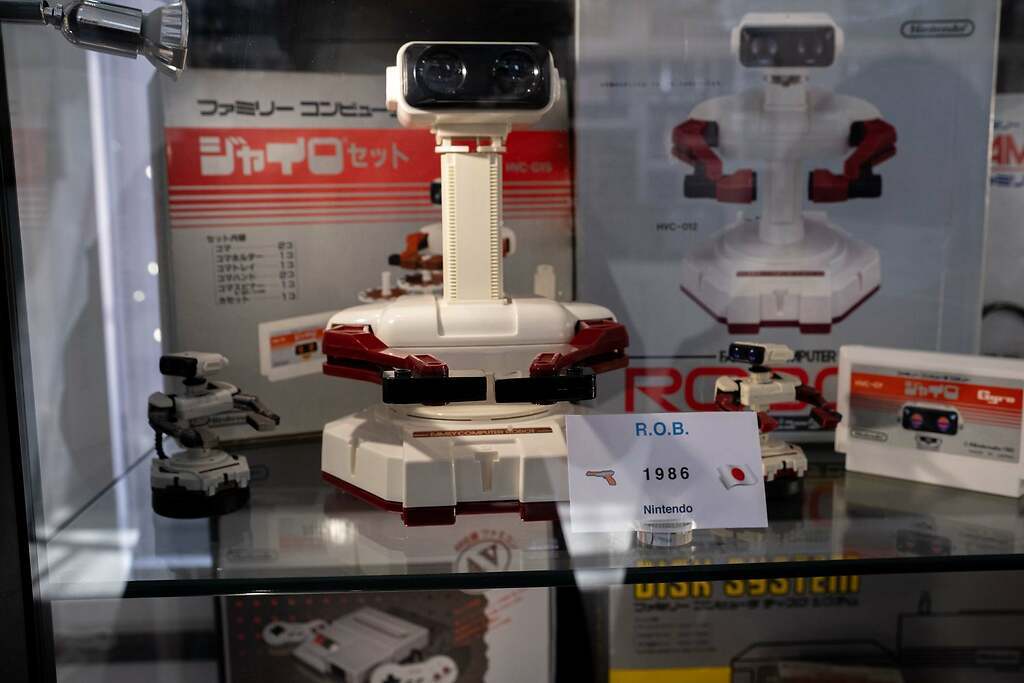 Un lobo muy hambriento con piel de robot