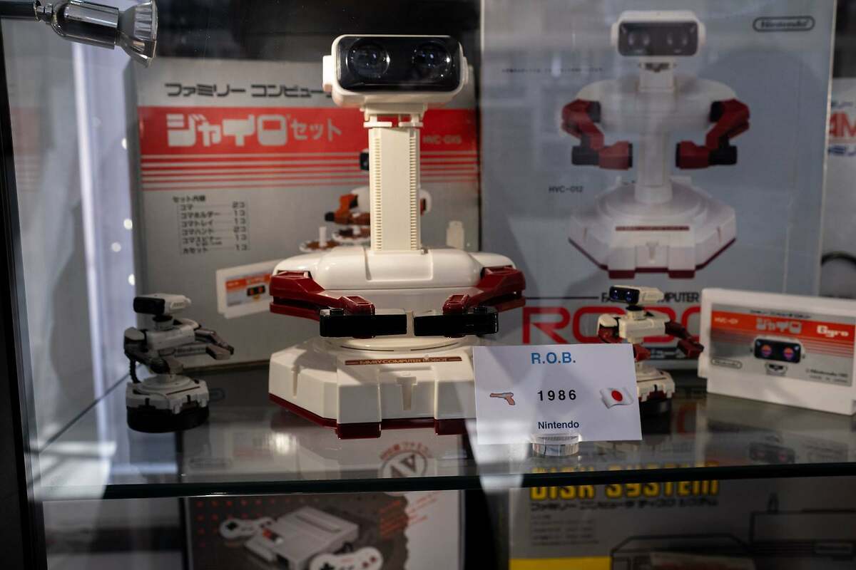Un lobo muy hambriento con piel de robot