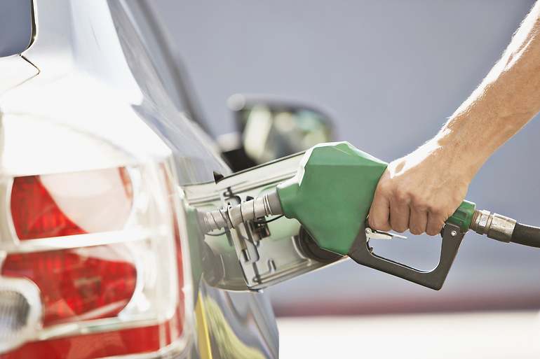 Hombre echando gasolina