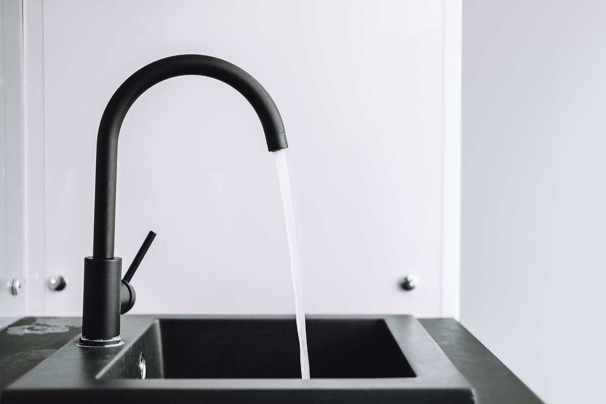 Papel absorbente y vinagre de limpieza: el método para eliminar las manchas de cal de la grifería negra en minutos y sin dañarla