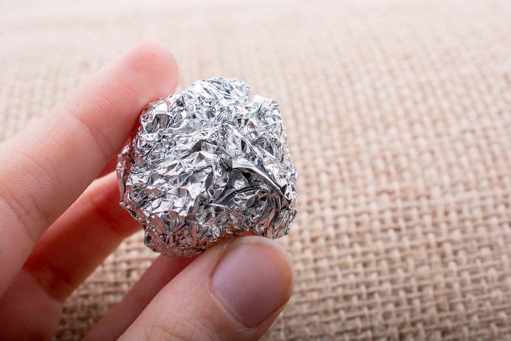 Bolas de papel de aluminio en el congelador: el sencillo truco con el que terminarás con el molesto problema de cada verano