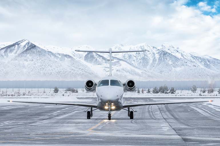 Imagen de un avión con nieve en la pista