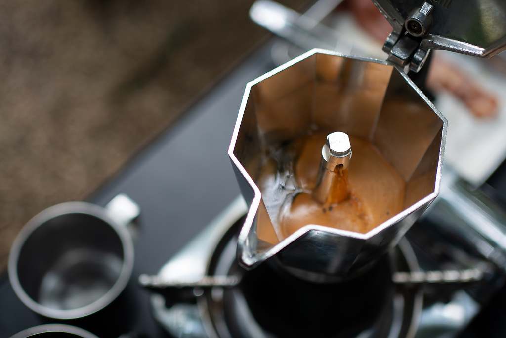 Por qué hay que dejar la tapa abierta al hacer el café en la cafetera italiana: el truco de los expertos baristas