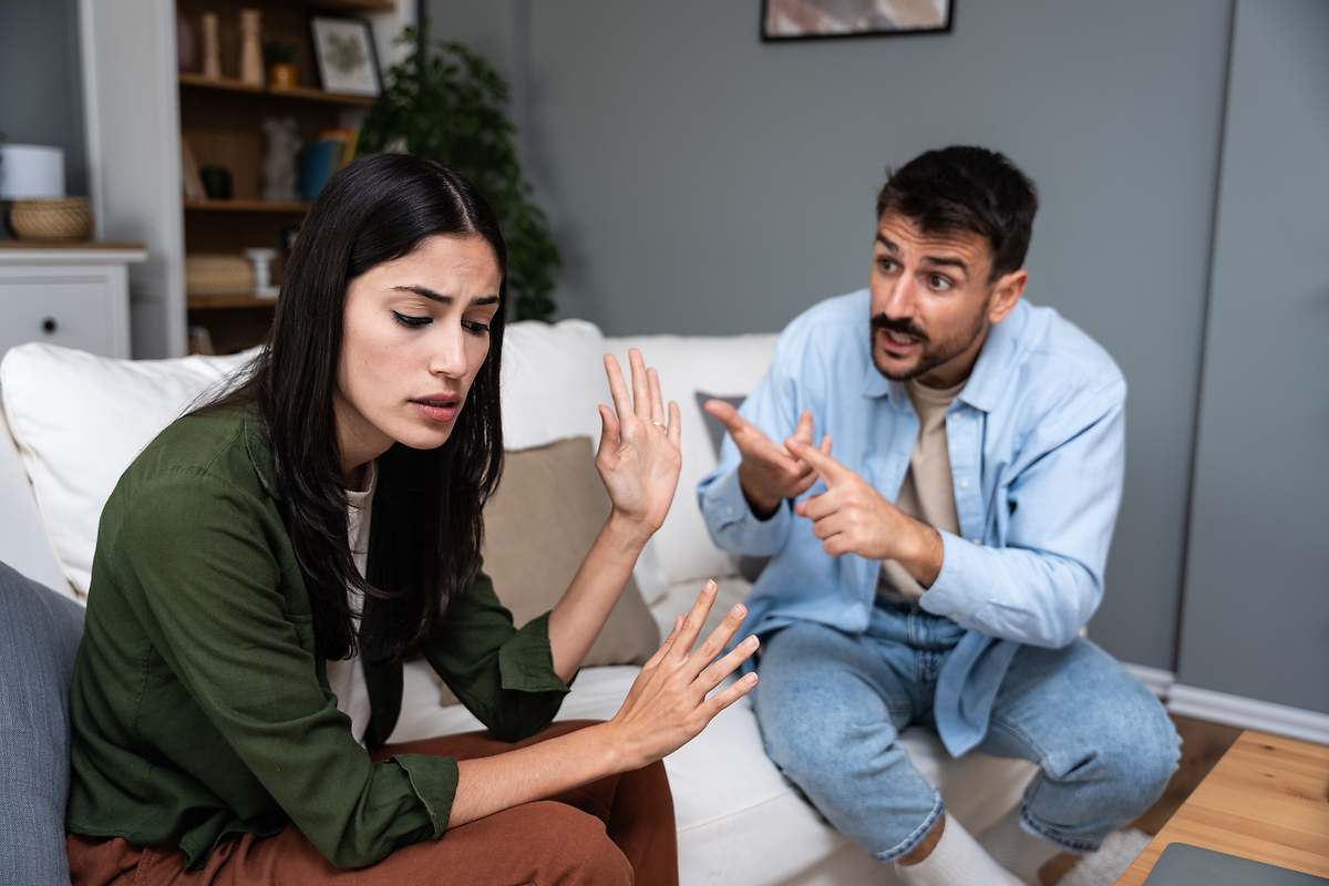 Qué significa que una persona se calle siempre para evitar conflictos, según la psicología