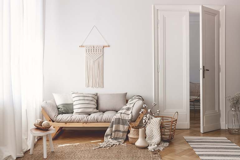 Sofá de madera natural y textiles de algodón 100%. / Foto: iStock